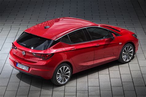 Dynamický design Opel Astra K hatchback s ostrými linkami a klesající střechou.