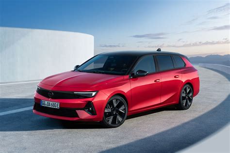 Zadní část vozu Opel Astra Sports Tourer s velkým zavazadlovým prostorem.