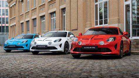 Infografika srovnání verzí A110 (A110, A110 GTS, A110 R70) - výkon, zrychlení a cena