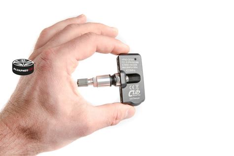 Koláž: detailní záběry na povrchovou úpravu a ventilky se senzory tlaku (TPMS) u alu kol R17