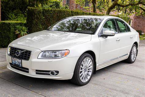 Obrázek s ikonami motorů Volvo S80 a pohon AWD
