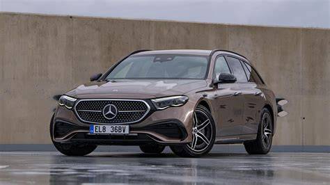 Obrázek luxusního Mercedesu třídy E z roku 2009