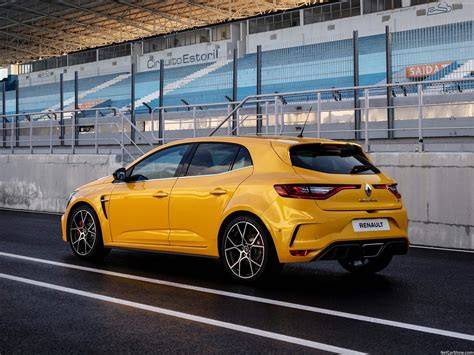 Infografika: Srovnání verzí Renault Megane RS Trophy a technické parametry