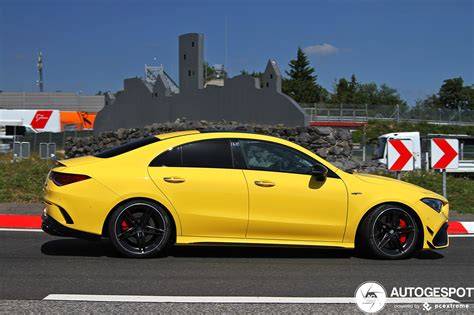 Infografika: Srovnání verzí A 45 AMG (standard vs. S) a technické parametry