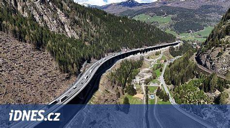 Infografika: Původní nadjezd a objízdné trasy během rekonstrukce