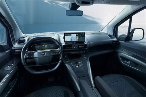 Interiér Peugeot Rifter a Opel Combo Life s detailním pohledem na zavazadlový prostor
