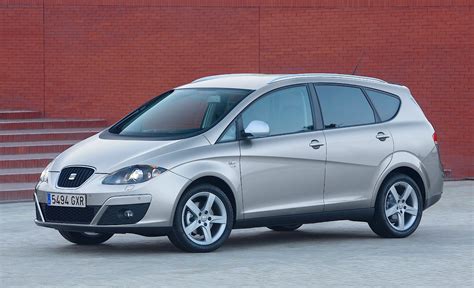 boční profil vozu Seat Altea XL s důrazem na jeho prodlouženou karoserii a elegantní linie