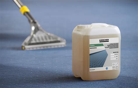 aplikace čističe koberců na autokoberec