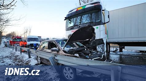 Infografika: Prozess dovozu amerických aut do Karlových Varů