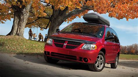 Boční pohled na Dodge Grand Caravan zdůrazňující designové prvky a proporce.