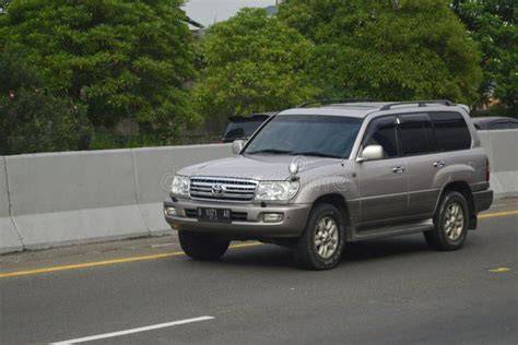 Osx, Public domain, via Wikimedia Commons - Galerie vozidel Toyota Land Cruiser Land Cruiser (J100, facelift 2002)
