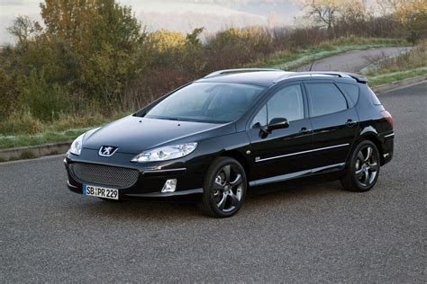 Infografika: Rozmístění šroubů a kroků demontáže tapeců Peugeot 407 SW