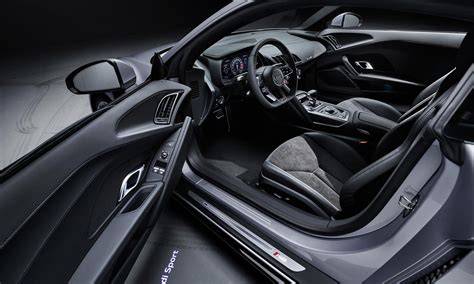 Obrázek: interiér audi r8 s moderním infotainmentem