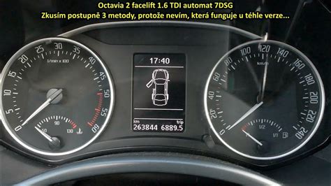 ilustrační foto palubní desky s kontrolkou servisního intervalu