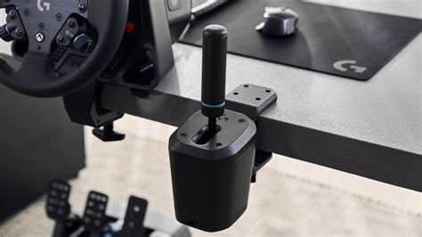 Schéma uchycení herní ruční brzdy a řadící páky Logitech RS Shifter & Handbrake pomocí stolní svorky