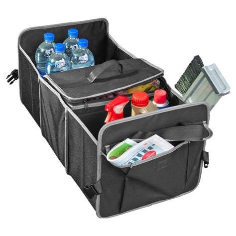 Ilustrace tašek pevně uspořádaných v kufru auta