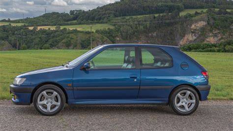 Schematické znázornění rozebraného vozu Peugeot 306 a typů dílů