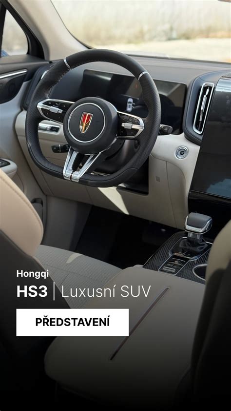 Interiér vozu Rover 75 s dřevěným obložením a koženými sedadly