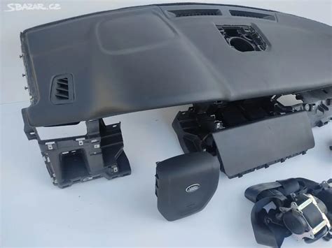 Detail palubní desky vozu Rover 75 s přístrojovým štítem a dřevěným obložením