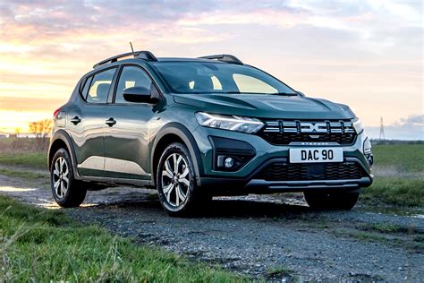 Obrázek zobrazuje běžné varianty Dacia Sandero na bazaru včetně verzí STEPWAY a Comfort.