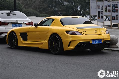 Infografika s klíčovými technickými parametry elektrického autíčka Mercedes-Benz SLS AMG.