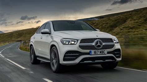 Mercedes GLE na silnici s horským pozadím