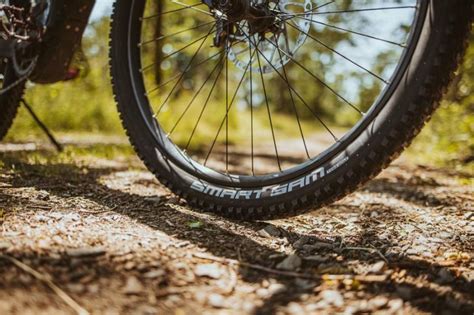 Foto testovacího průjezdu Schwalbe Smart Sam 42-622 na asfaltu a v terénu