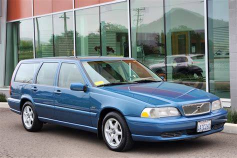 Infografika: Doporučené rozmery reproduktorů pro Volvo V70 1998 a jejich umístění v předních a zadních dveří