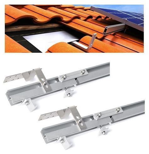 Detailní záběr na uchycení příčníku NEUMANN na střechu s podélnými nosiči