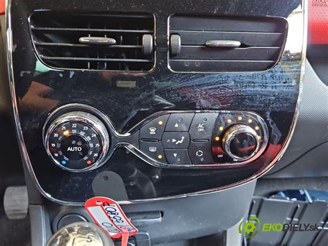 Detail interiéru Renault Clio III s palubní deskou