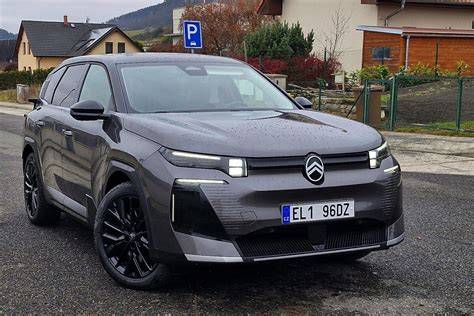 Graf ceny a výbav pro základní a vyšší verze C5 Aircross