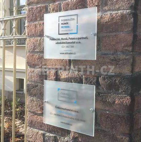 Obr: Skleněné cedule na budově autobazaru s jednotným vizuálním stylem
