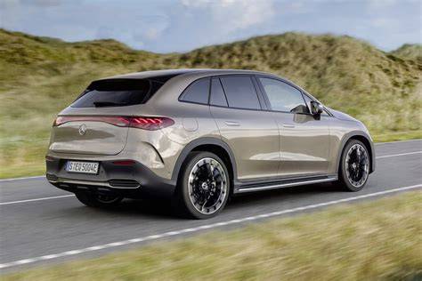 Srovnání prostoru kufru a zadních sedaček: EQE SUV vs. E 350d All-Terrain