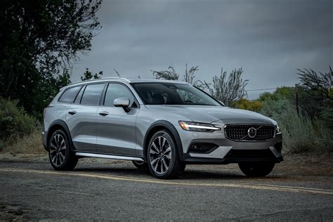 Infografika: Volvo V60 II Cross Country - typy motorů a jejich výkon