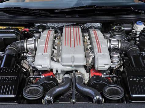 Fotokoláž: V12 klasika a moderní biturbo - vizuální průřez