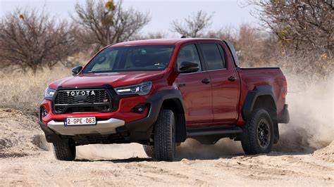 Obrázek: Toyota Hilux v terénu s příslušnou výbavou a technologiemi