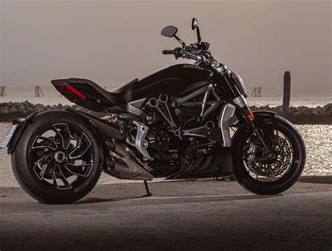 Sportovní motocykl Ducati XDiavel s nainstalovaným laděným výfukem.