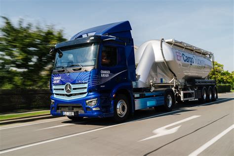 Fotografie různých nákladních vozidel s různými nástavbami