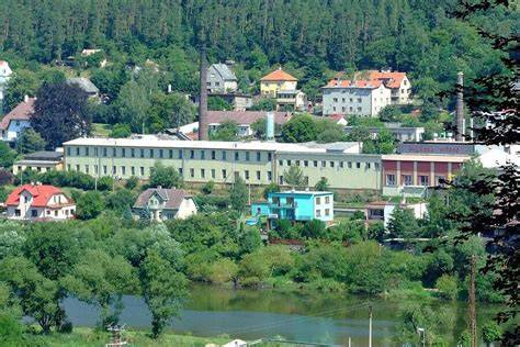 Obraz Horní Chřibské, pohled na část městečka a areál bývalé sklárny