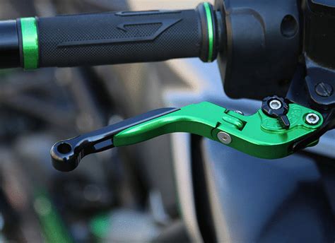 Detailní pohled na nastavitelné brzdové a spojkové páčky s různými barevnými variantami