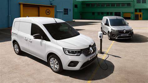 Infografika: Dojezd a doba nabíjení Kangoo E-Tech Electric podle WLTP a nabíjecích rychlostí