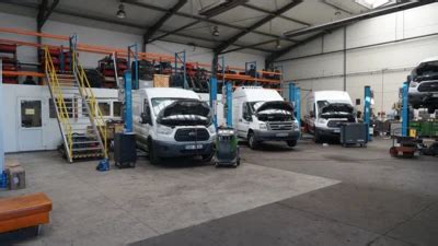 Přehledová fotografie skladu s použitými autodíly