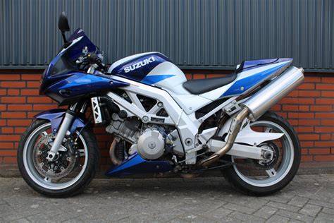 Foto: Suzuki SV 1000 na silnici a v zatáčce