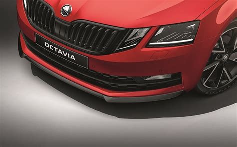 Detailní záběr na spoiler předního nárazníku Škoda Octavia s vyznačením materiálu a způsobu montáže