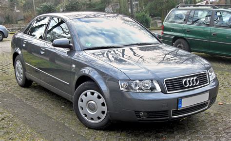 Infografika: Porovnání verzí Audi A4 B6 8E a jejich hlavních technických parametrů