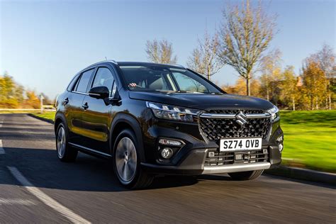 Infografika: Srovnání verzí Suzuki SX4 S-Cross (1.4 BoosterJet ALLGRIP vs. 1.6i/88kW, AWD) a klíčové parametry (spotřeba, výkon, hmotnost)