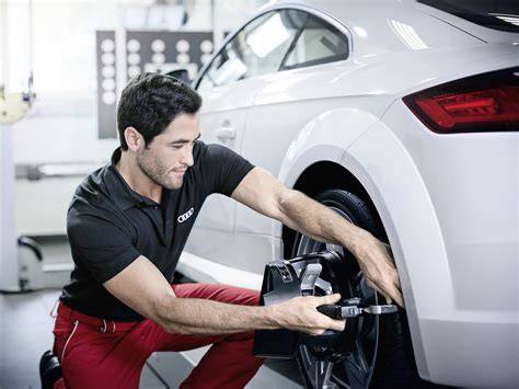 Obrázek ukazující moderní showroom Audi v Hradci Králové a zákazníky vyřizující servis
