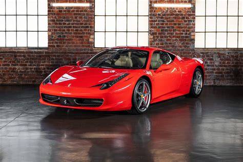 Ferrari 458 Italia - plastová konstrukce a základní rozložení tlačítek