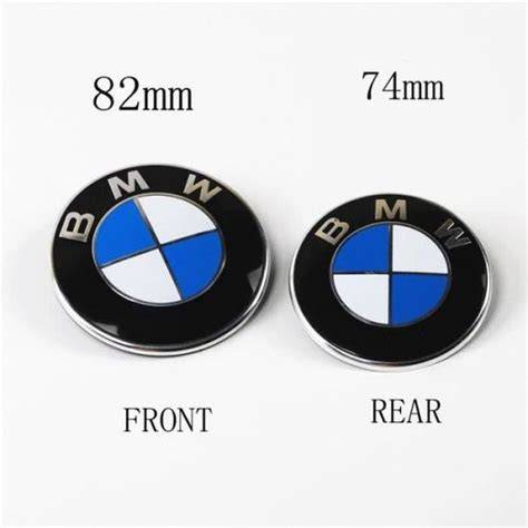 Infografika: Přehled velikostí znaků BMW (82 mm vs. 74 mm) a jejich určení