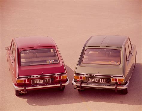 Detailní pohled na zažloutlý sešit s historií servisních zásahů Renaultu 16.